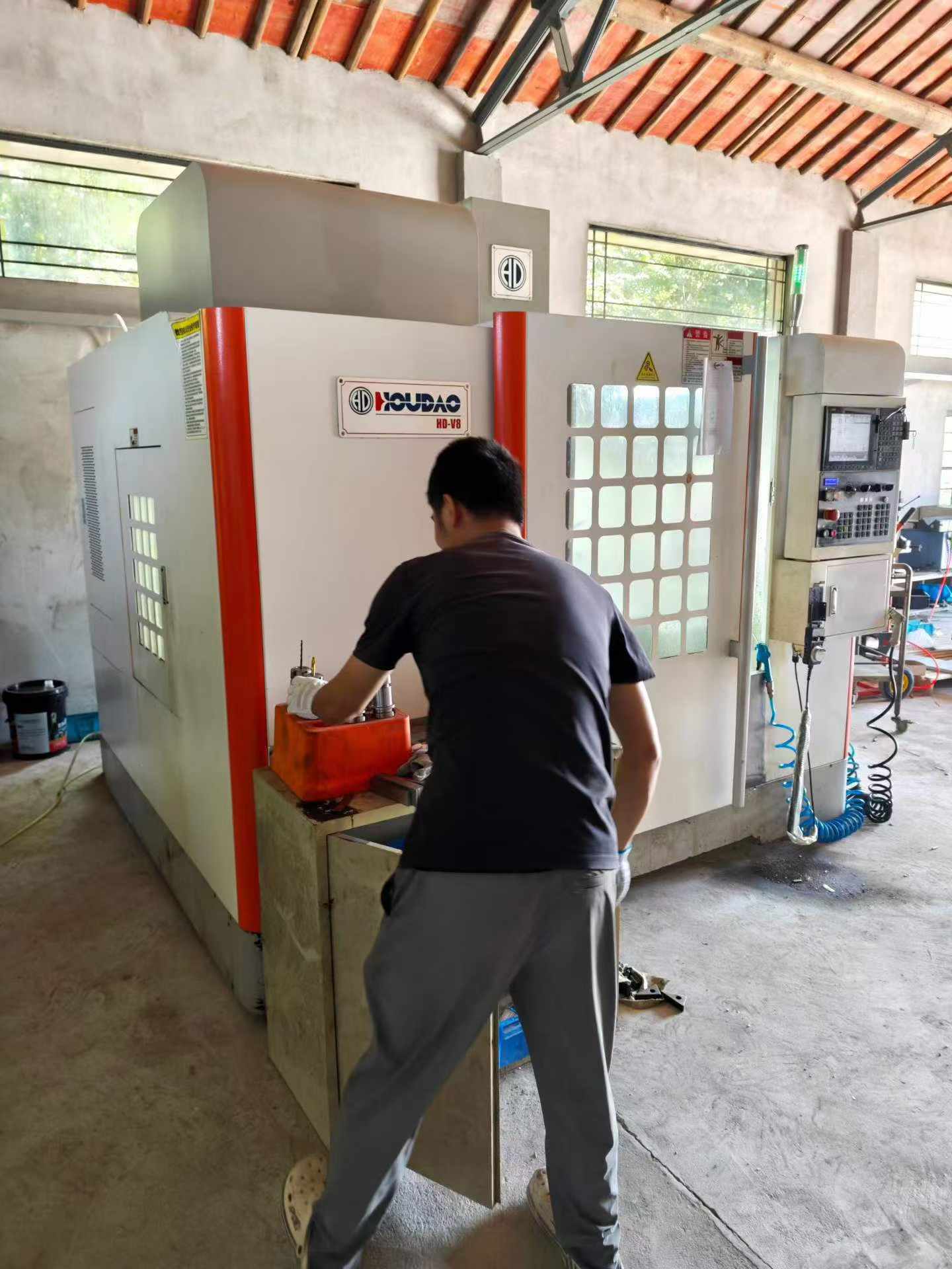 Nearly New 2023 Houdao 850 Vertical Machining Center with Mitsubishi Control photo 3