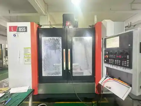 Centro de mecanizado vertical Shanghai Sigma 855 usado con FANUC