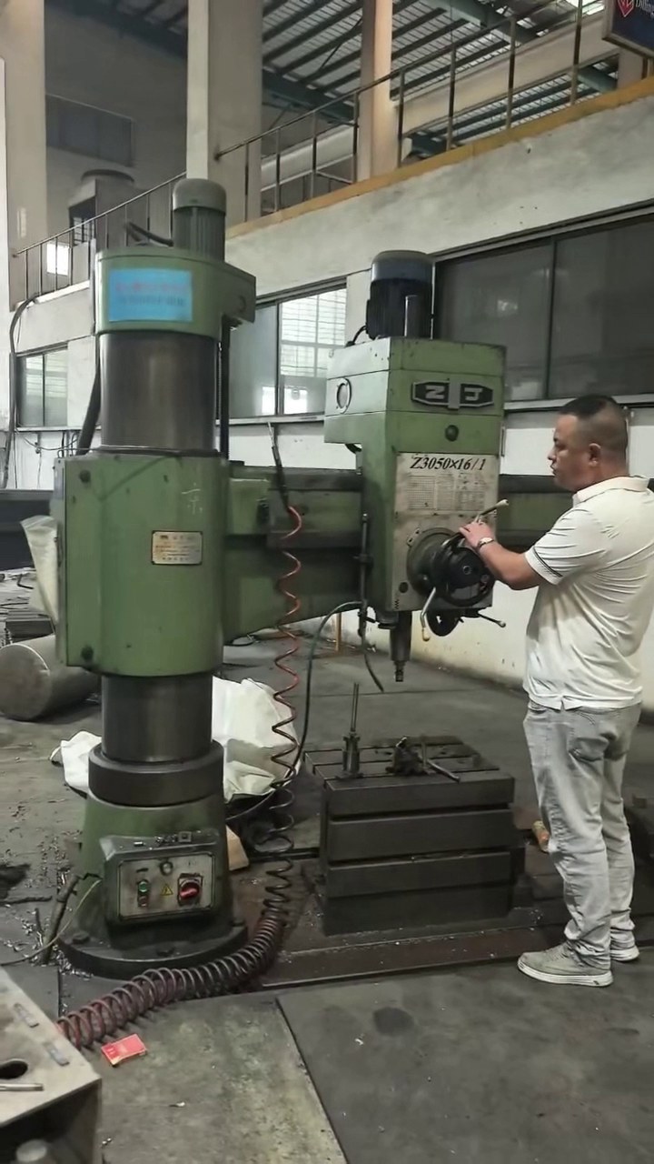 ماكينة حفر شعاعية Zhongjie 3050 مستعملة