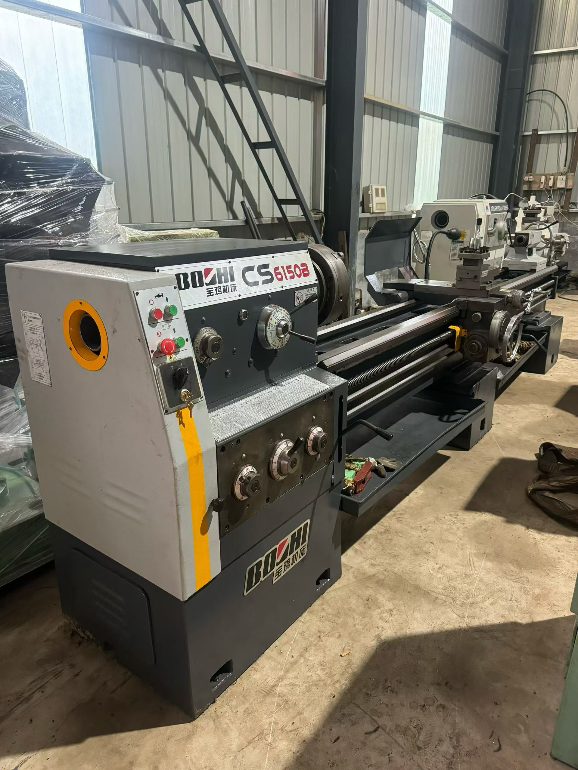 مخرطة تقليدية Baoji CS 6150 B مستعملة، طول التشغيل 3 م