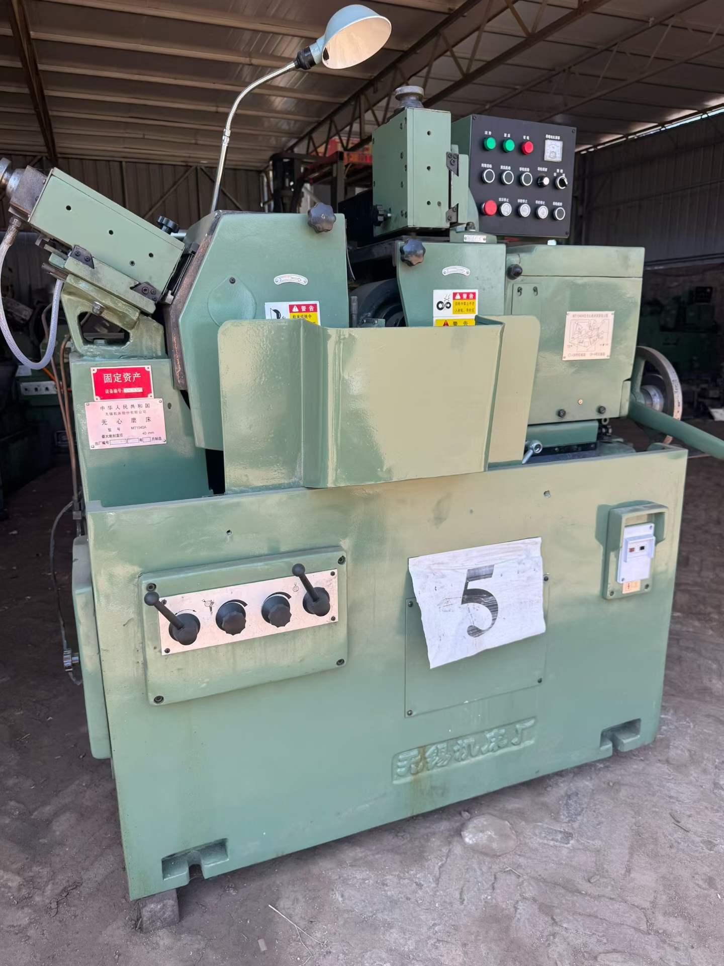 آلة تجليخ لا مركزية Wuxi MT 1040 A مستعملة