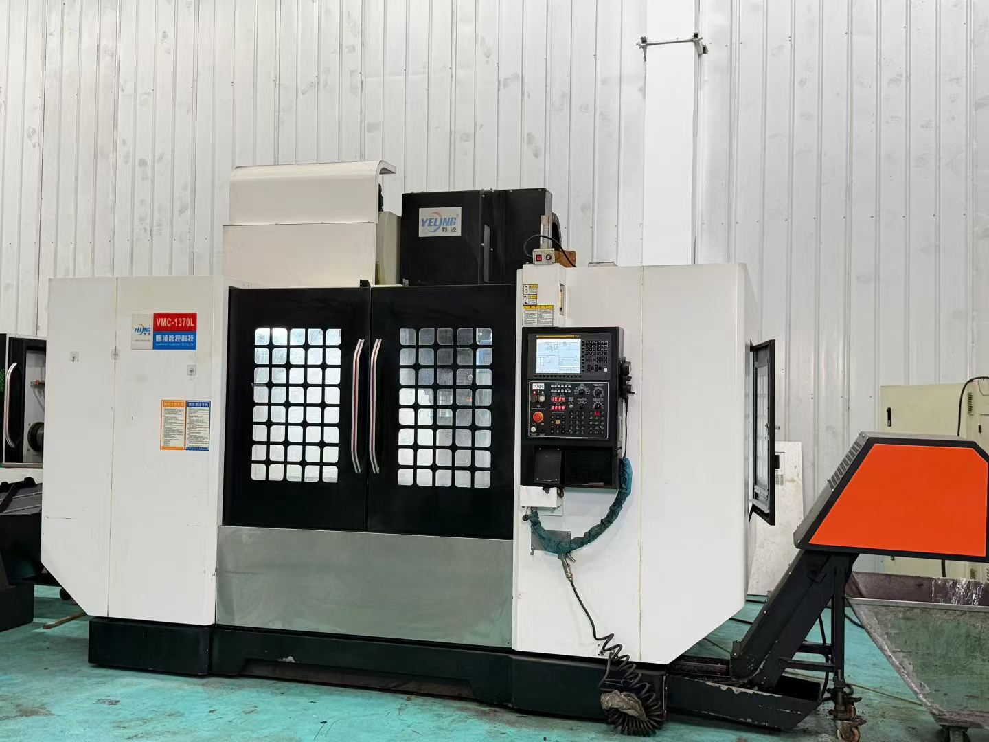 Used YELING VMC-1370 L Vertical Machining Center with FANUC 0i-MF Plus Control photo 2