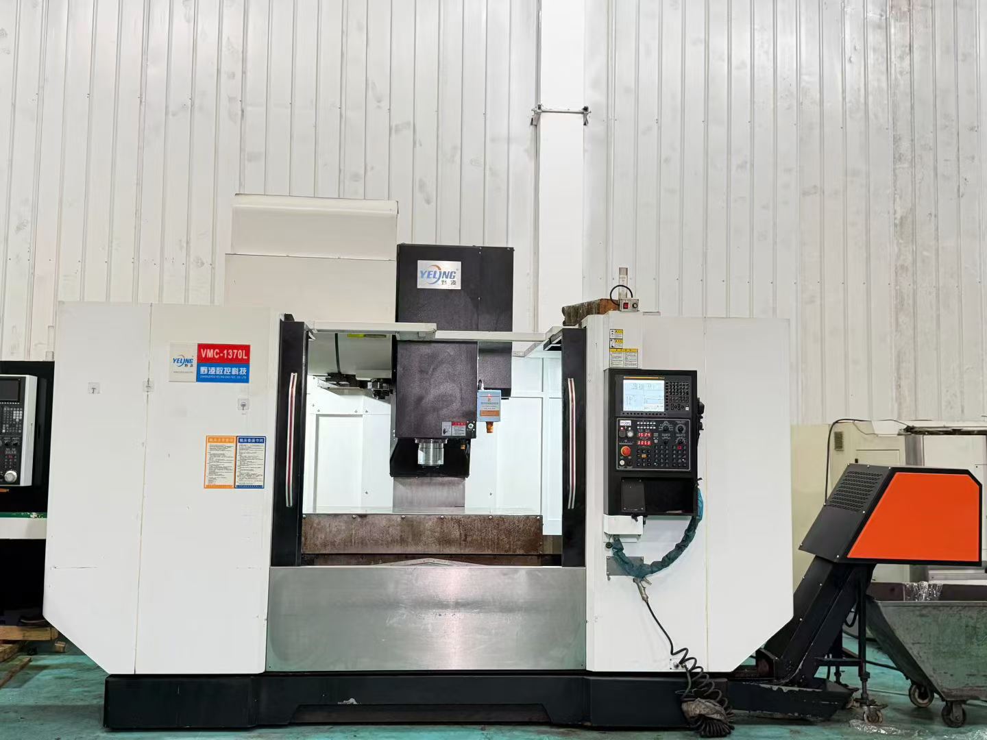 Used YELING VMC-1370 L Vertical Machining Center with FANUC 0i-MF Plus Control photo 3