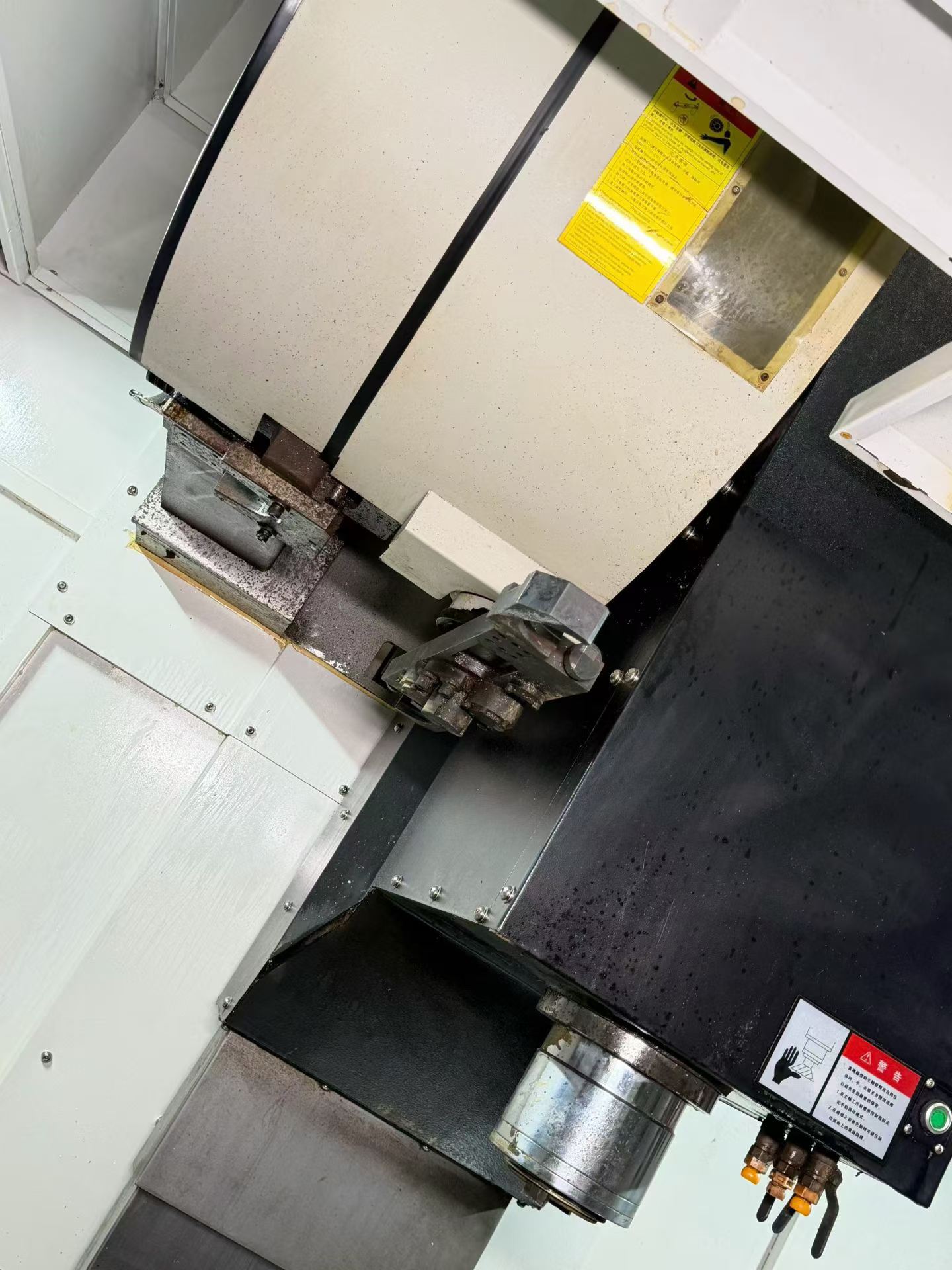 Used YELING VMC-1370 L Vertical Machining Center with FANUC 0i-MF Plus Control photo 9