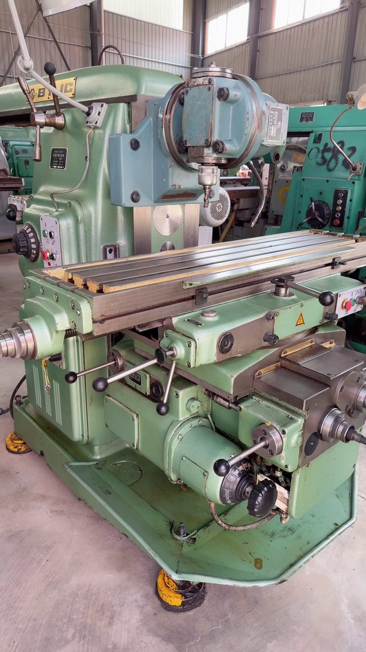 Used Beijing No.1 Machine Tool Plant X 6132 Universal Milling Machine