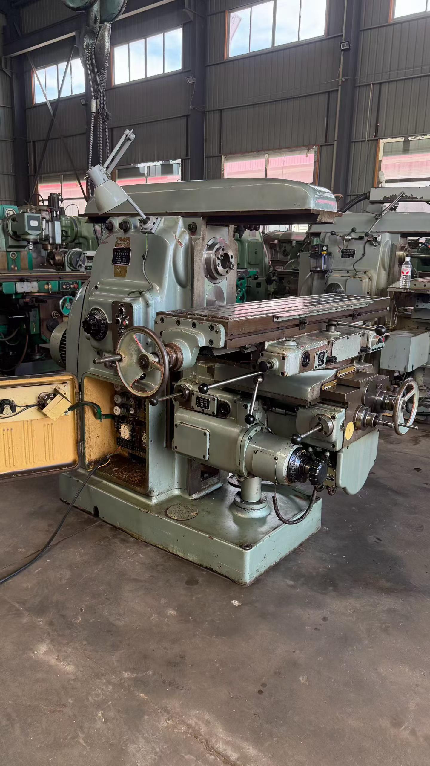 Used Beijing No.1 Machine Tool Plant X 62 W Universal Knee-and-Column Milling Machine photo 4