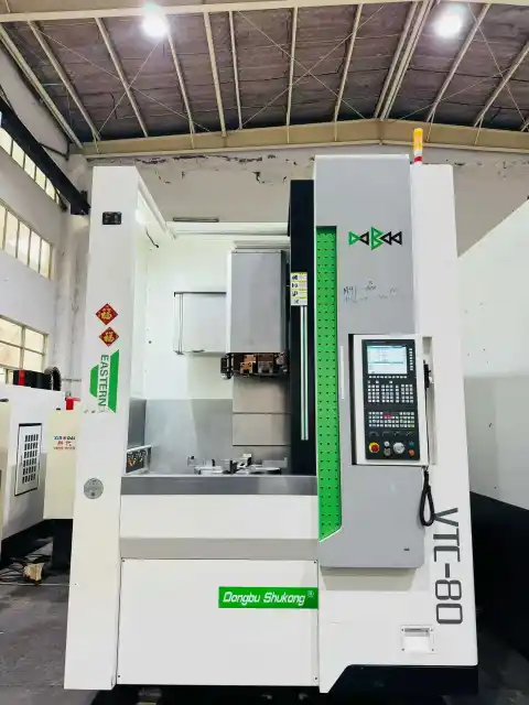 Centro de torneado-fresado vertical Dongbu Dasen VTC-80 de segunda mano con control GSK 988