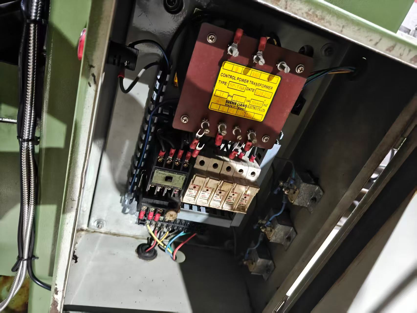 Used JOINT-4 AV Turret Milling Machine with Digital Readout photo 4