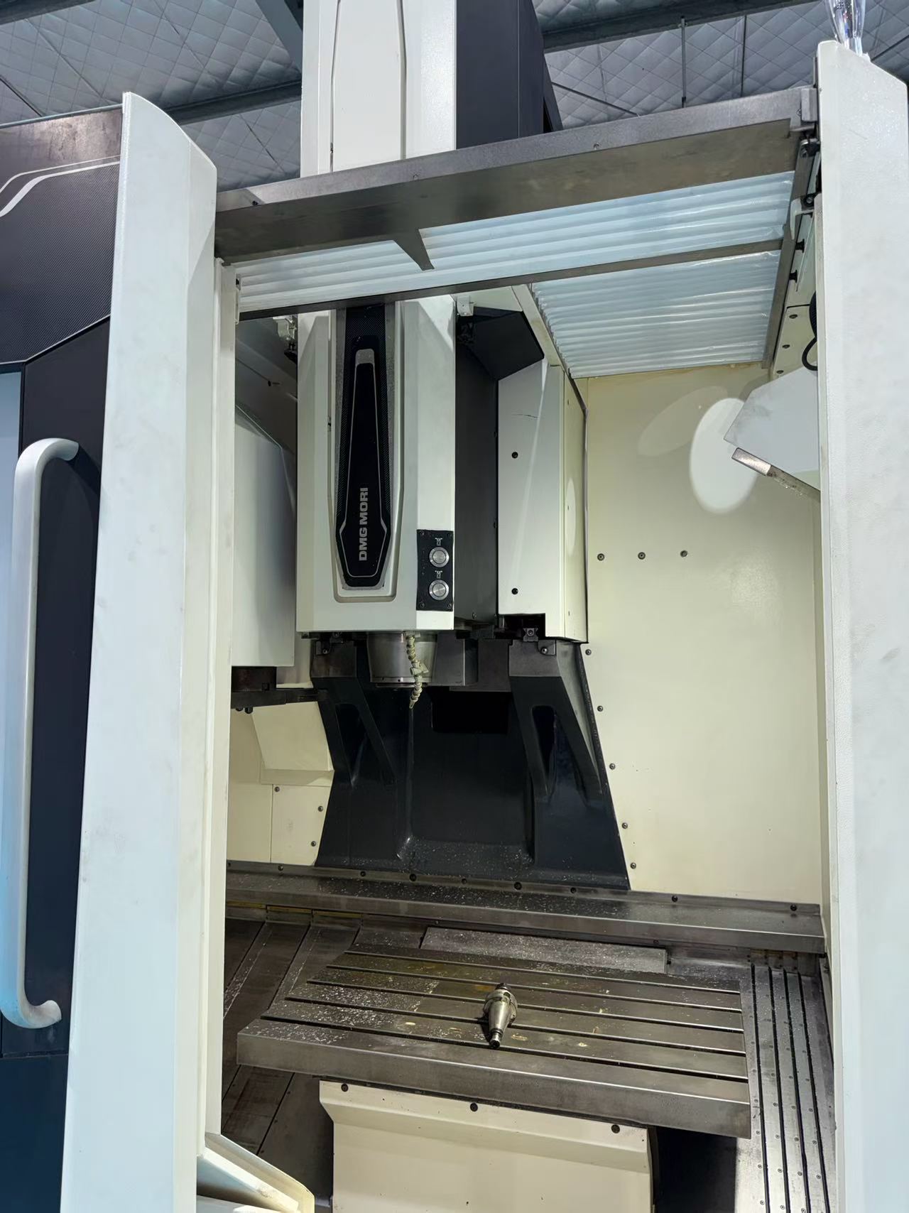 Used Mori Seiki CMX 600 Vc Vertical Machining Center with FANUC 0i-MF Control photo 5