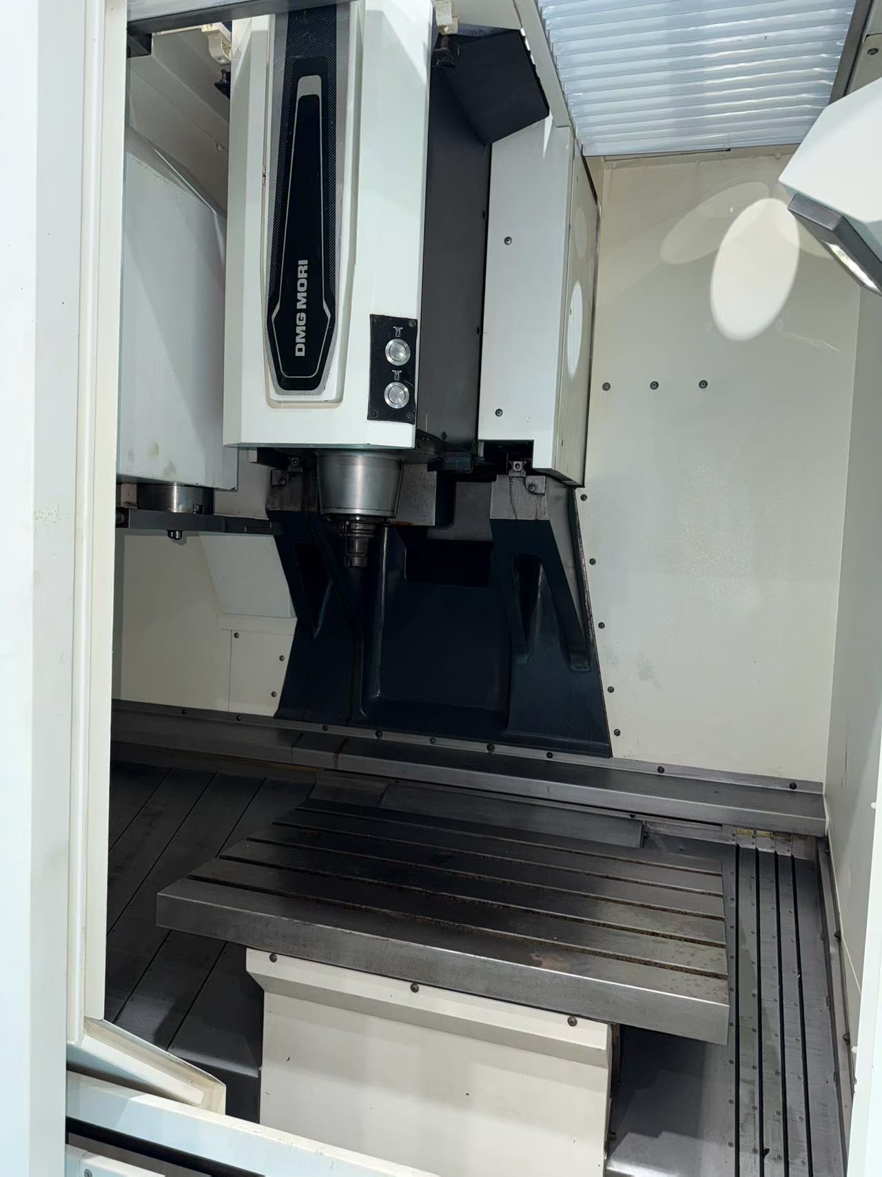 Used Mori Seiki CMX 600 Vc Vertical Machining Center with FANUC 0i-MF Control photo 4