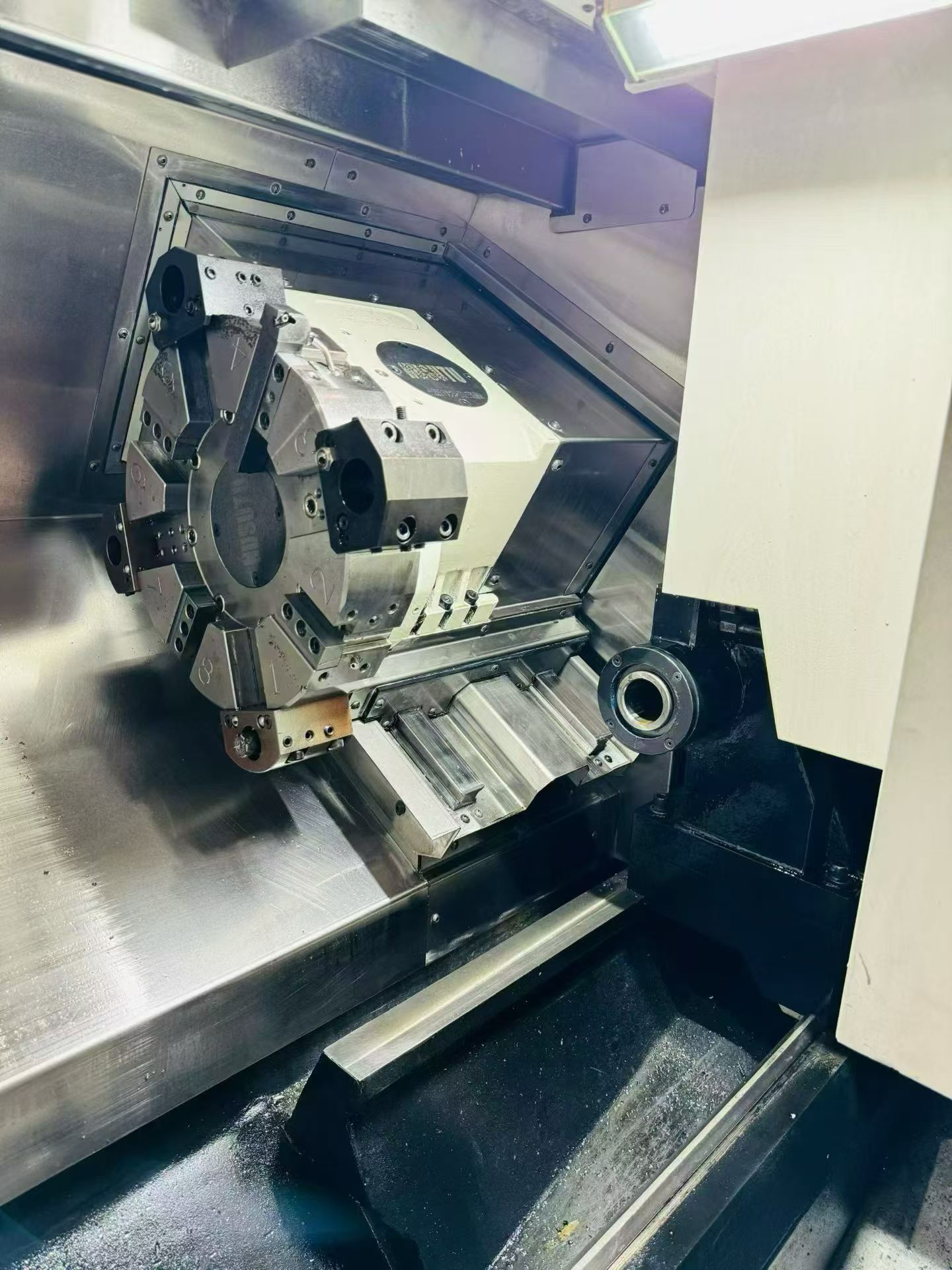 2025 Used Xinshi X 560 Slant-Bed Turret-Type CNC Lathe with LNC Absolute-Value Control, 8-Station Servo Turret & 15 kW Motorized Spindle photo 4