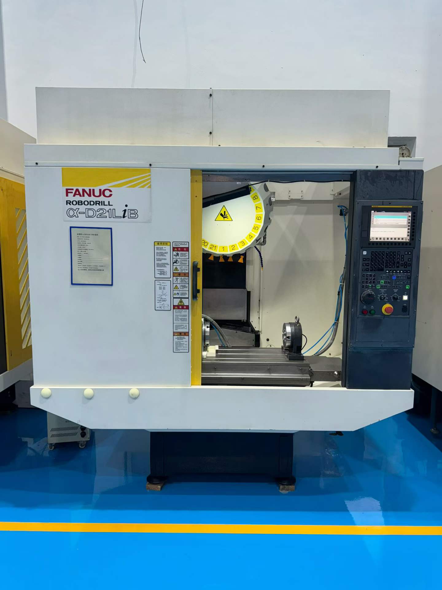 Used FANUC Robodrill α-D 21 LiB Vertical Drilling and Tapping Center with 31 i-Model B Control photo 4