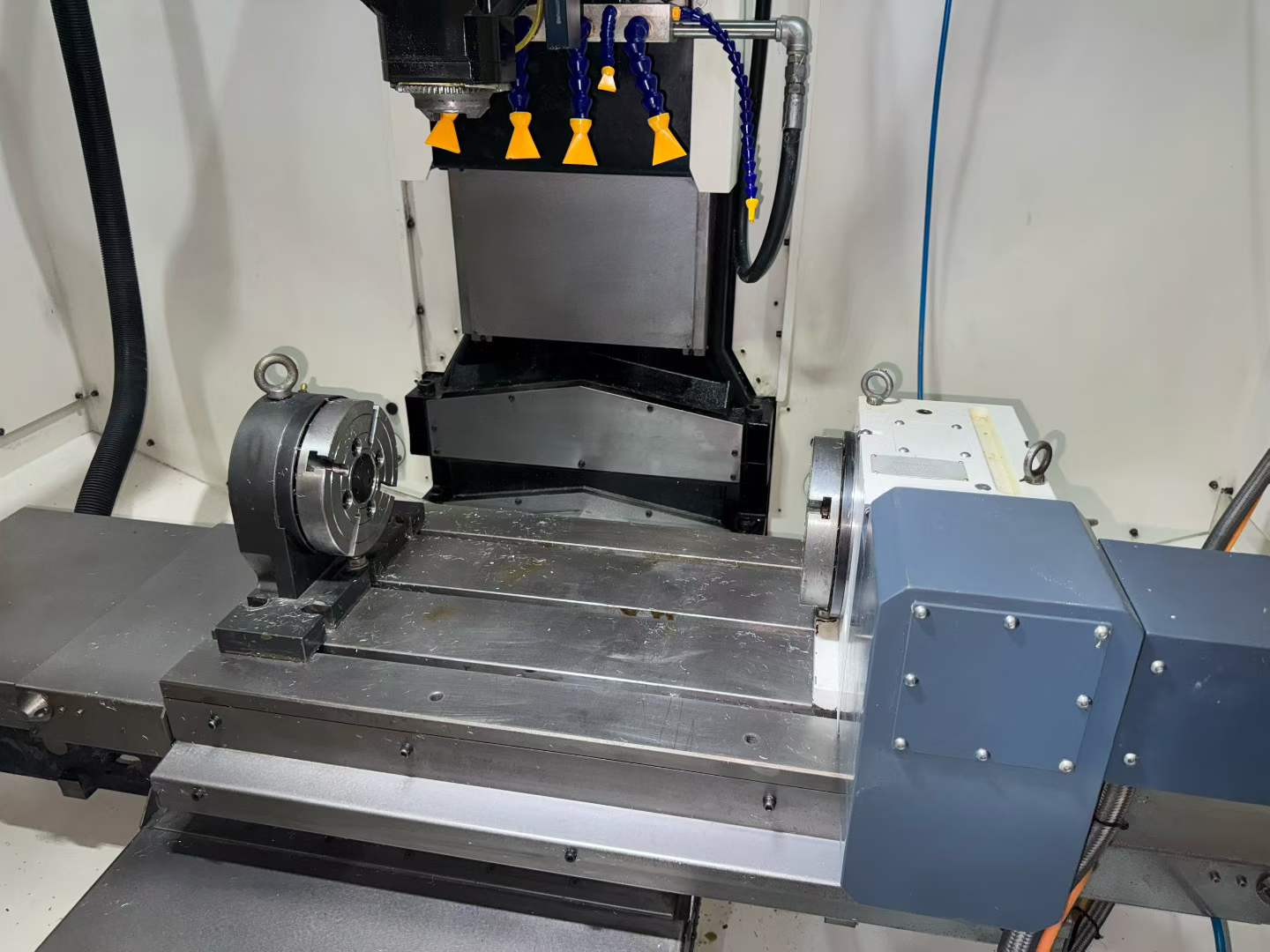 Used FANUC Robodrill α-D 21 LiB Vertical Drilling and Tapping Center with 31 i-Model B Control photo 6