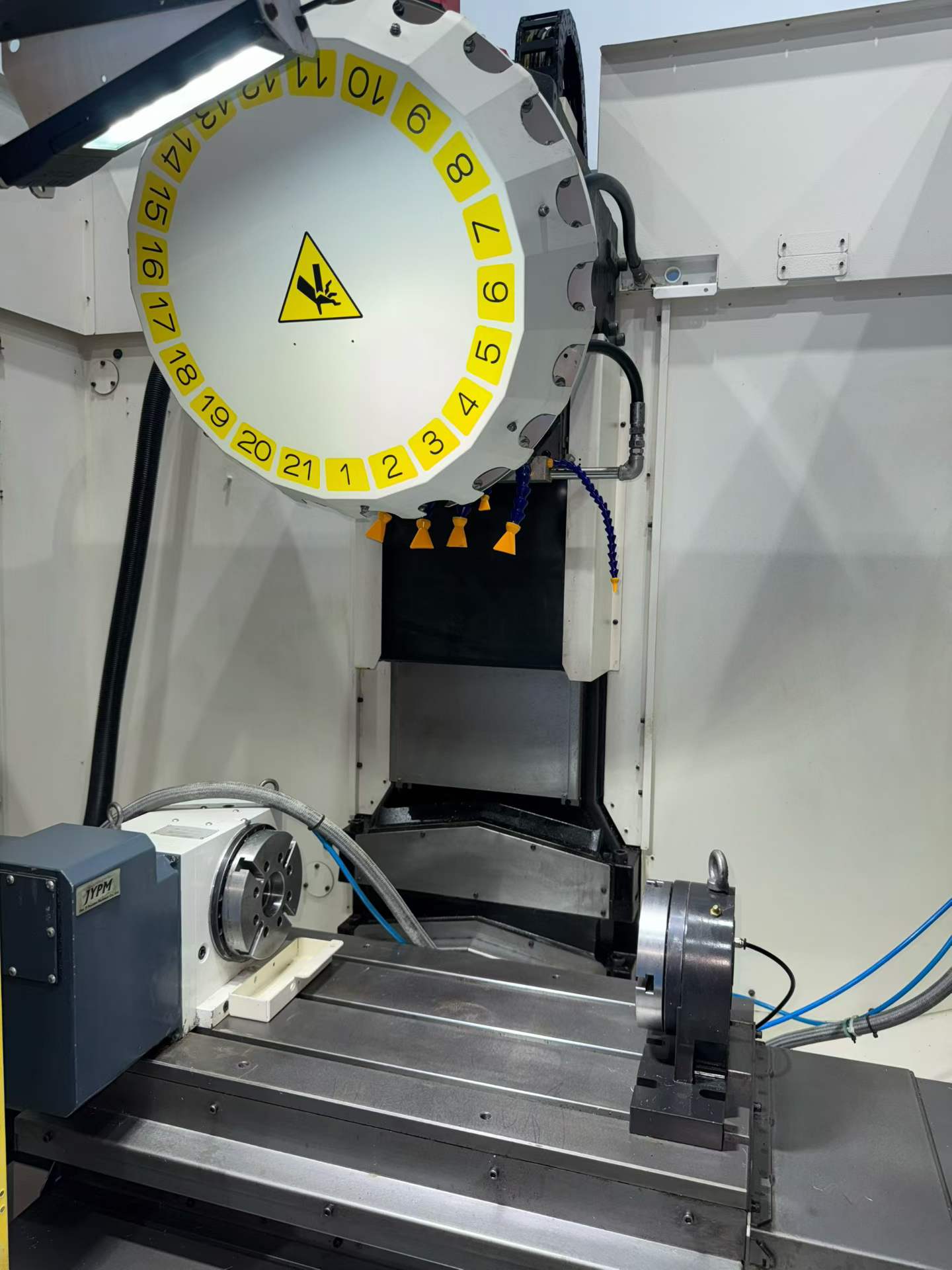 Used FANUC Robodrill α-D 21 LiB Vertical Drilling and Tapping Center with 31 i-Model B Control photo 5