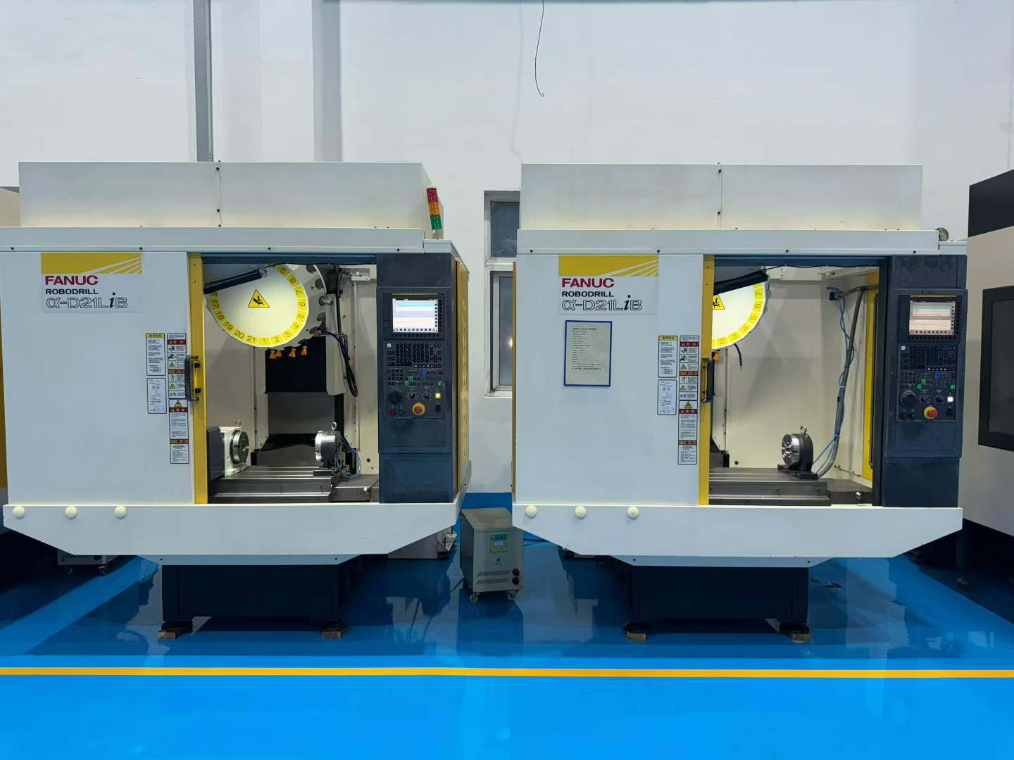 Used FANUC Robodrill α-D 21 LiB Vertical Drilling and Tapping Center with 31 i-Model B Control photo 3