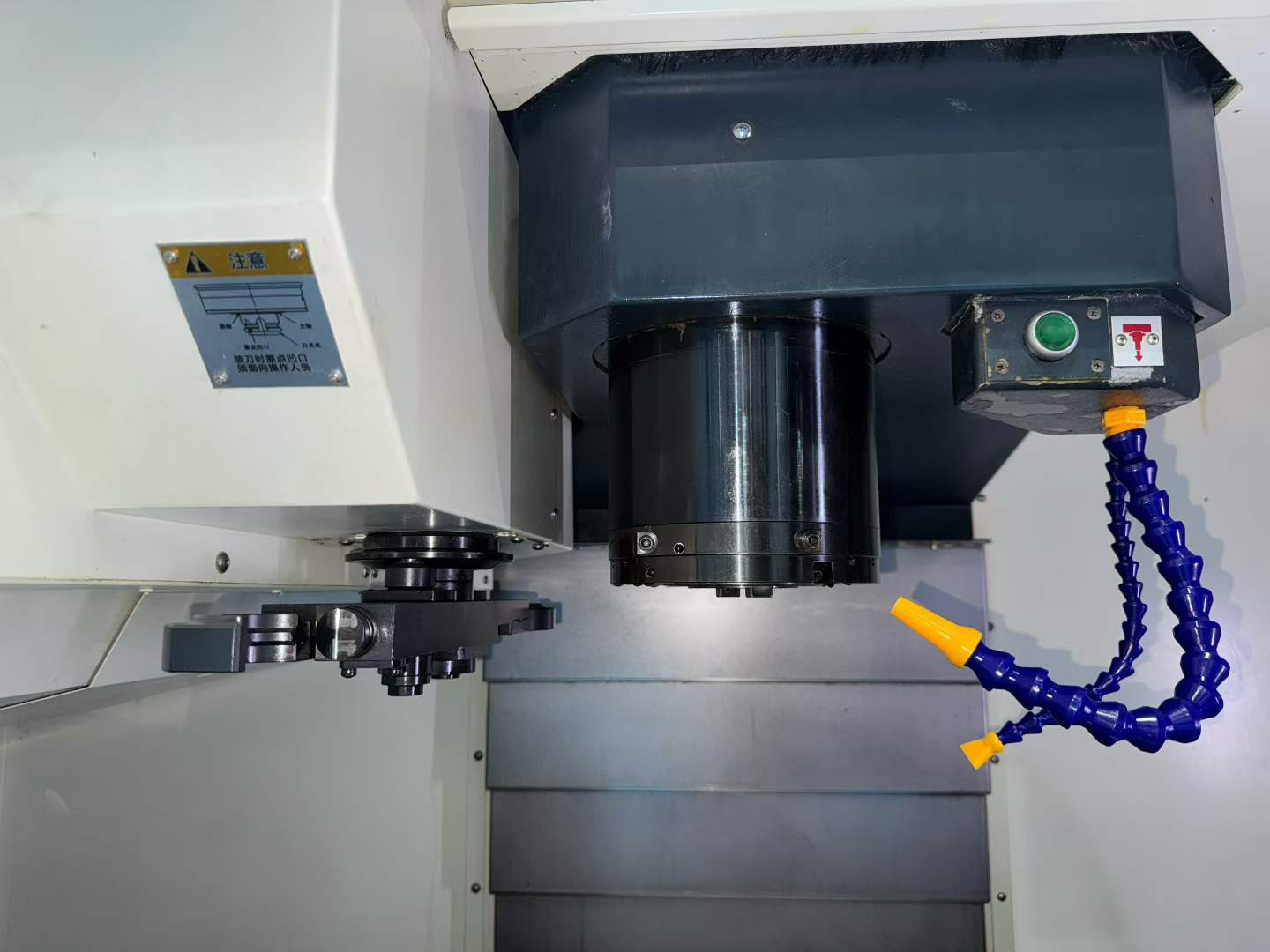 Used Makino PS 105 Vertical Machining Center photo 4