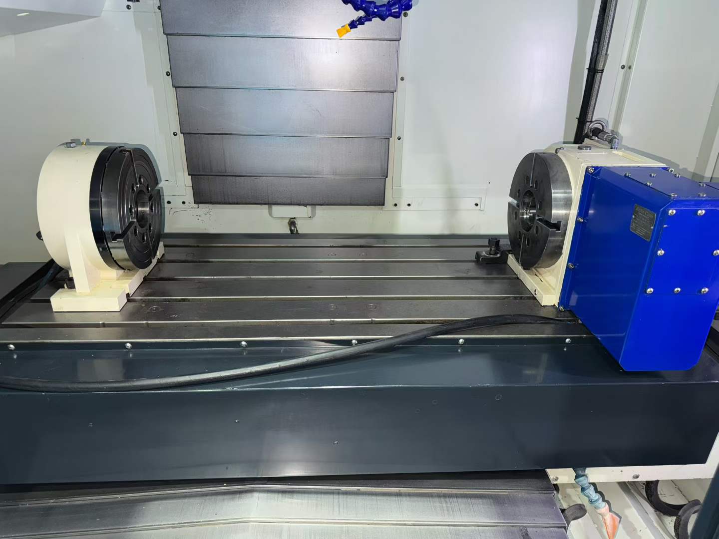 Used Makino PS 105 Vertical Machining Center photo 5