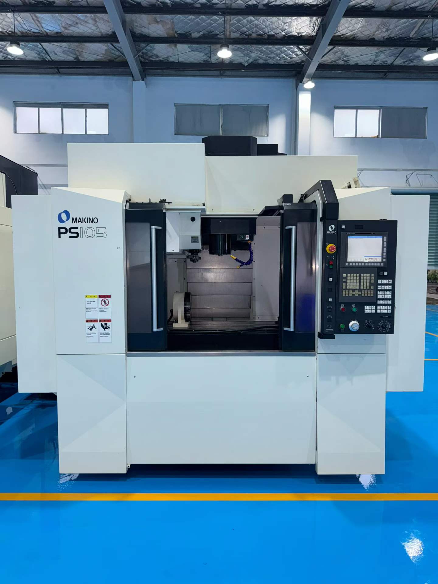 Used Makino PS 105 Vertical Machining Center photo 2