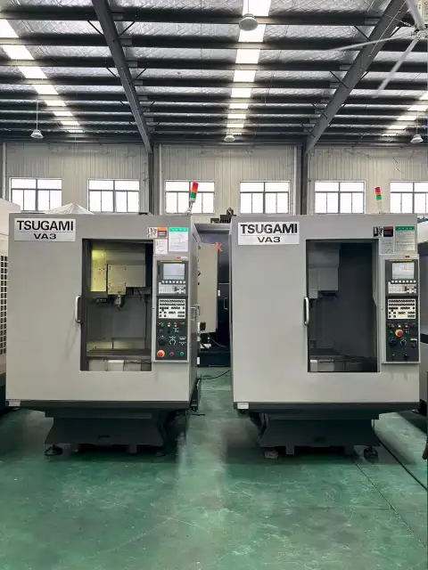 Centro de taladrado y roscado CNC Tsugami VA 3 de segunda mano con control FANUC 0i-MD