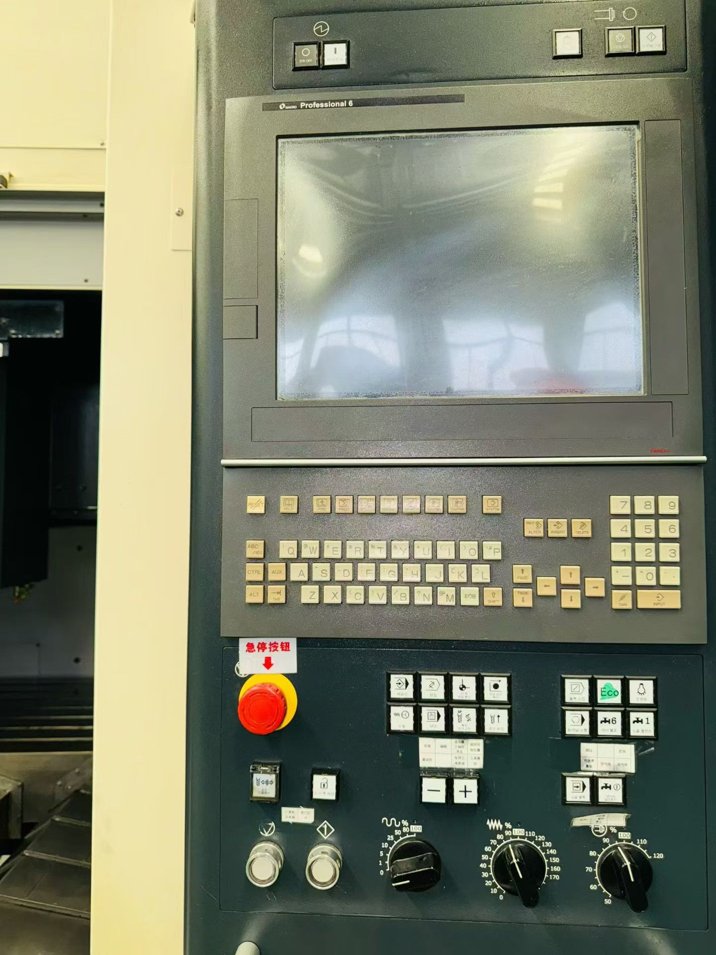 Used Makino V 99 Vertical Machining Center with Makino Professional 6 Control photo 2