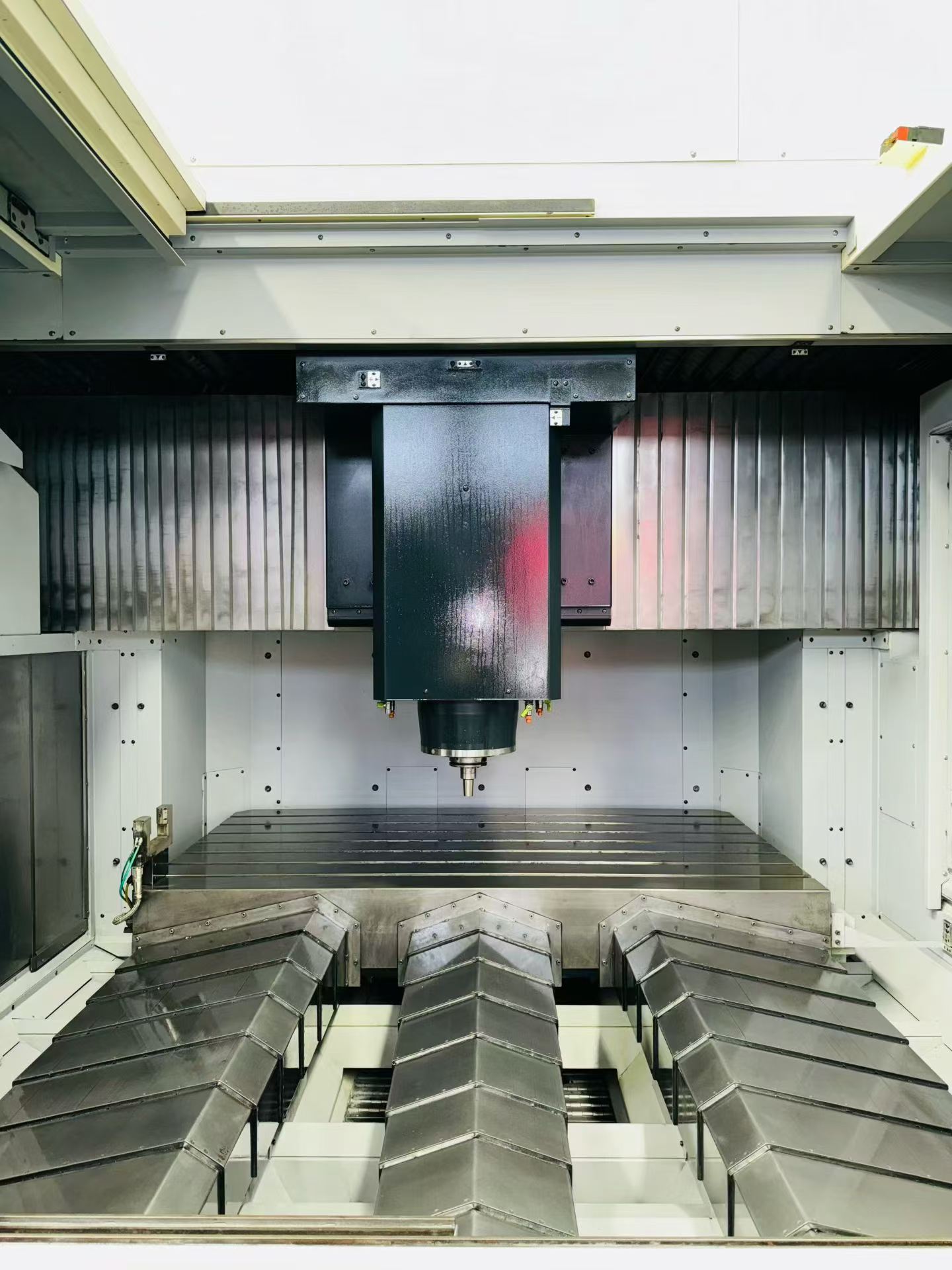 Used Makino V 99 Vertical Machining Center with Makino Professional 6 Control photo 3