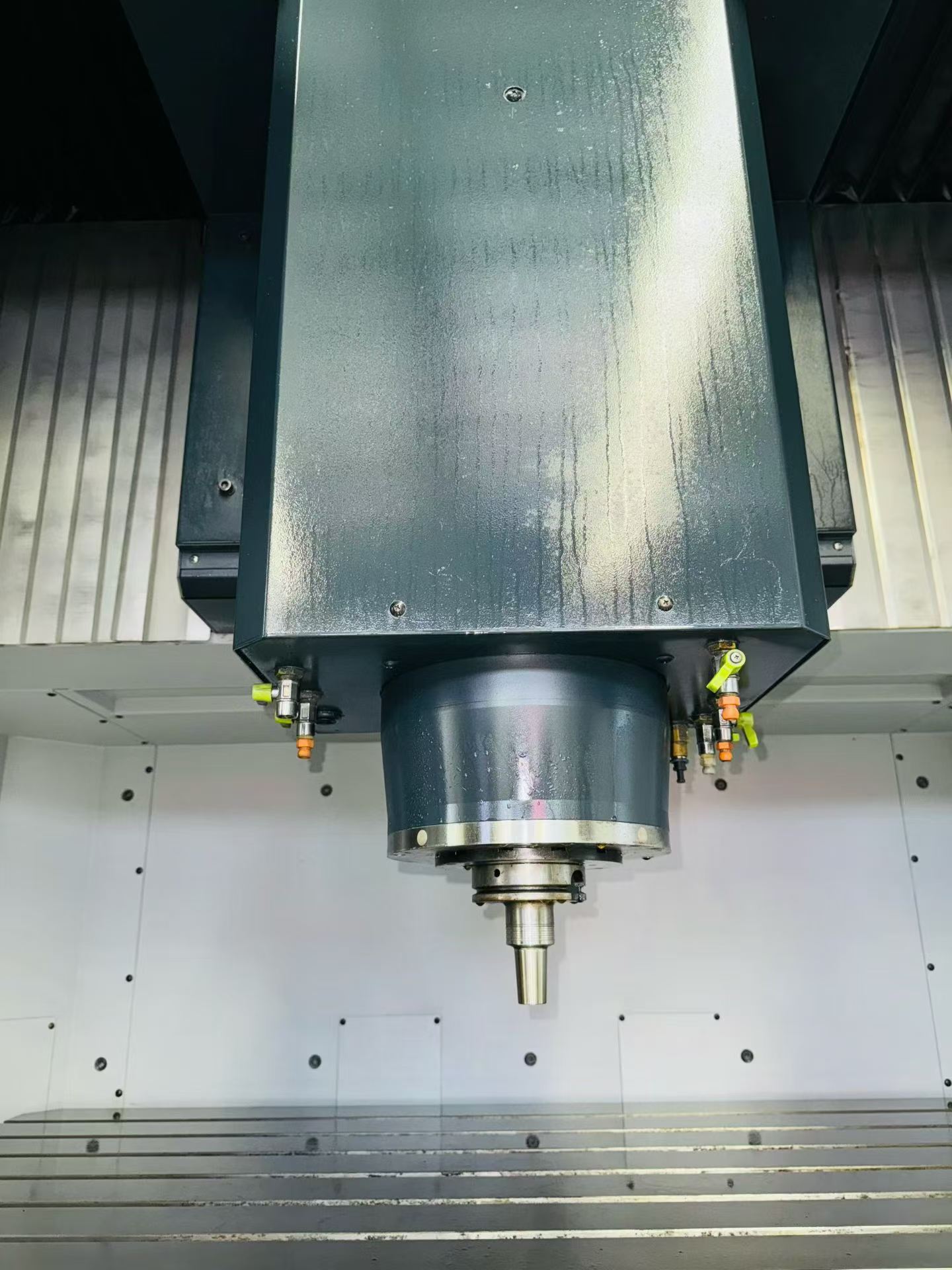 Used Makino V 99 Vertical Machining Center with Makino Professional 6 Control photo 6