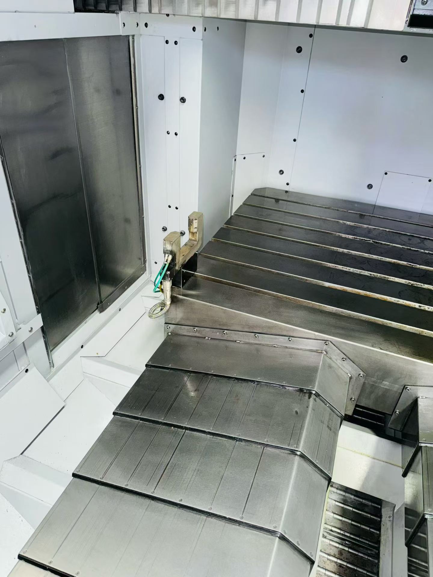 Used Makino V 99 Vertical Machining Center with Makino Professional 6 Control photo 4