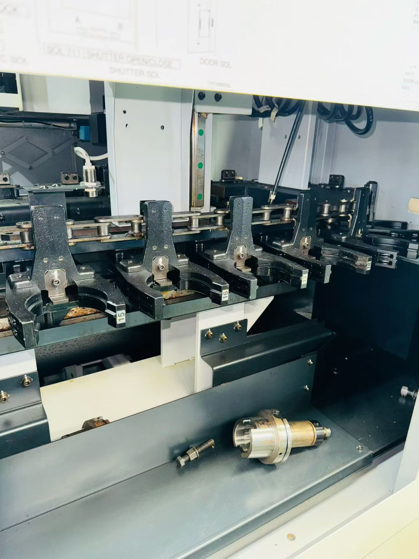 Used Makino V 99 Vertical Machining Center with Makino Professional 6 Control photo 7