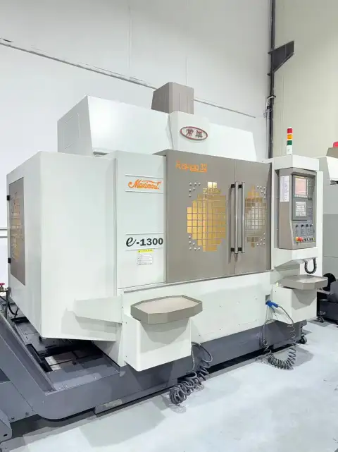 Centro de mecanizado vertical CHAMPMILL E-1300 usado con control FANUC 0i-MF