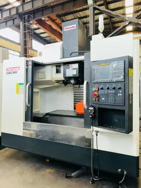 Centro de mecanizado vertical Deyang DV 850+ usado con FANUC 0i-MF Plus