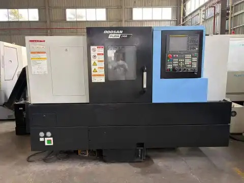 Torno horizontal CNC DN Solutions PUMA 2450 usado con control FANUC 0i-MF Plus