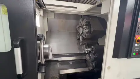 Torno CNC de bancada inclinada Hyundai WIA HD 2200 usado con control FANUC Plus