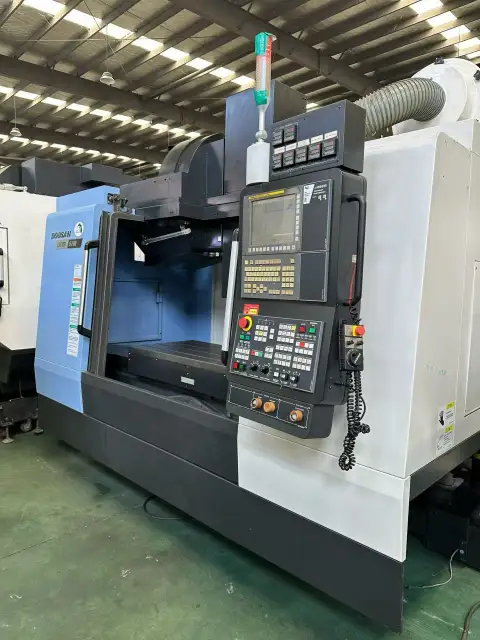 Centro de mecanizado vertical DN Solutions DNM 5700 de segunda mano con control FANUC i Series
