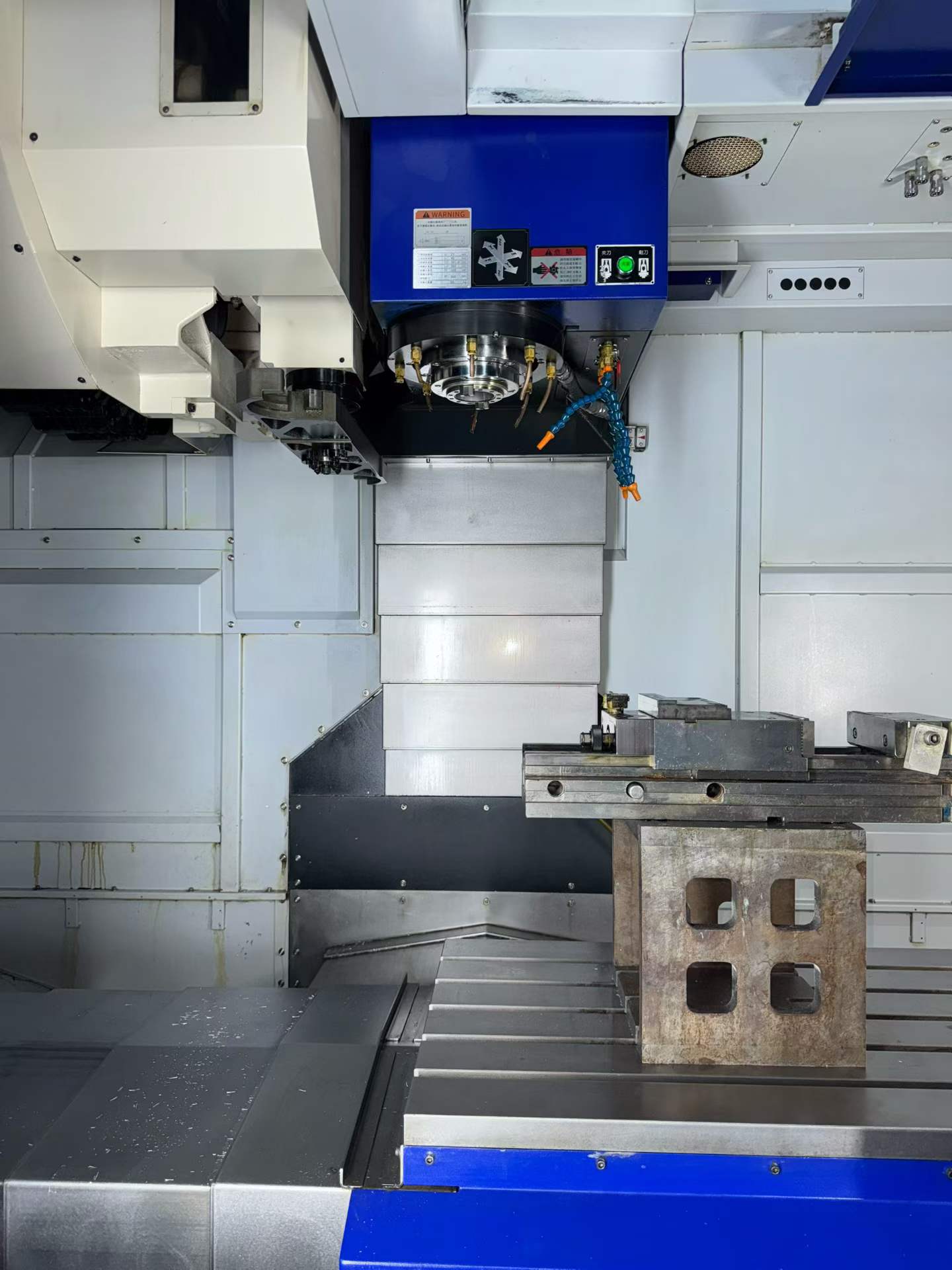 Used CAMPRO CPV-1100 B Vertical Machining Center with FANUC 0i-MF photo 2
