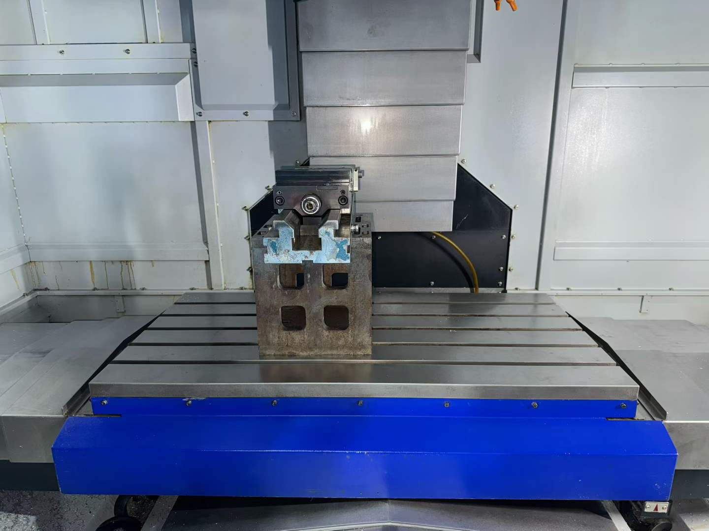 Used CAMPRO CPV-1100 B Vertical Machining Center with FANUC 0i-MF photo 4