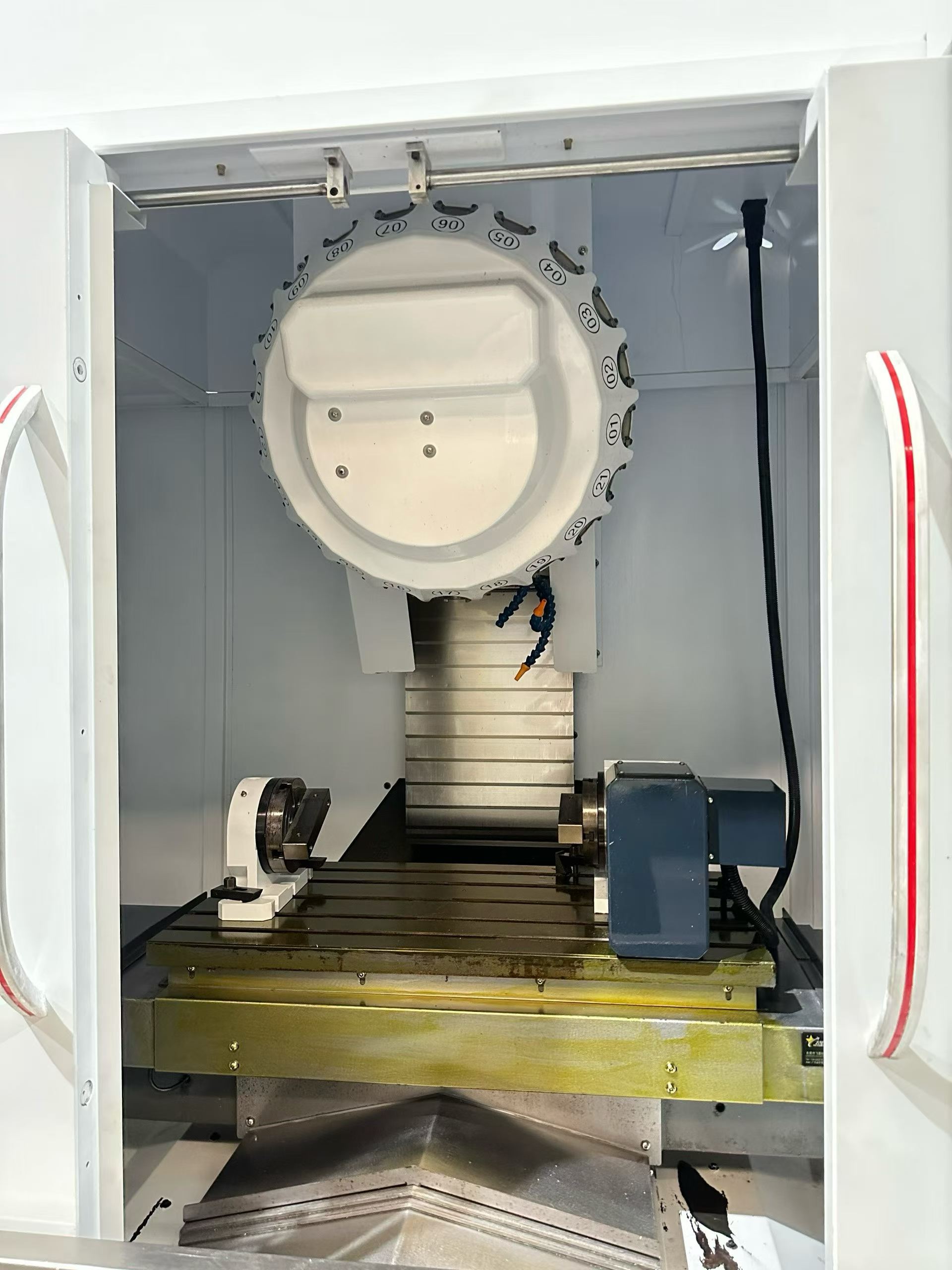 Used Fudao FD-T 8 Vertical Drilling and Tapping Center with 21-Tool Servo ATC photo 4