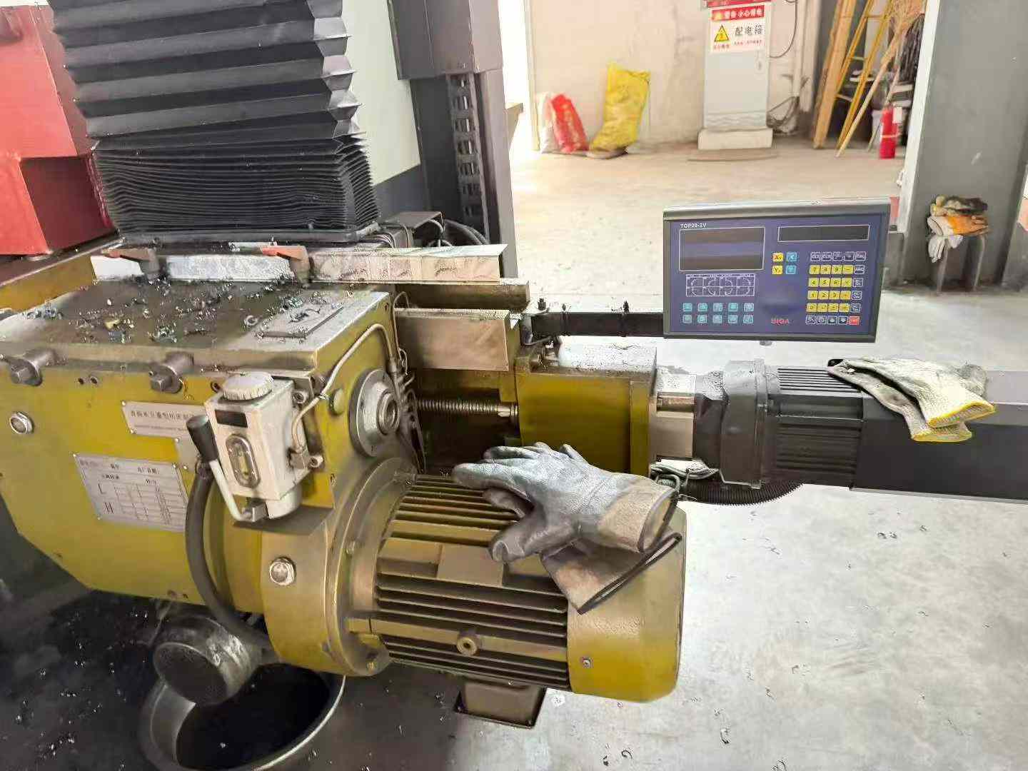 Used Qingdao Yongli TX 20 Gantry Milling Machine with 11 kW Vertical Milling Head photo 4