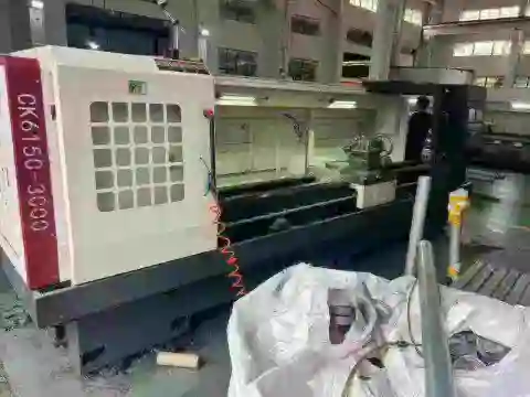 Torno horizontal CNC Tieren CK 6150 X 3000 usado con control GSK