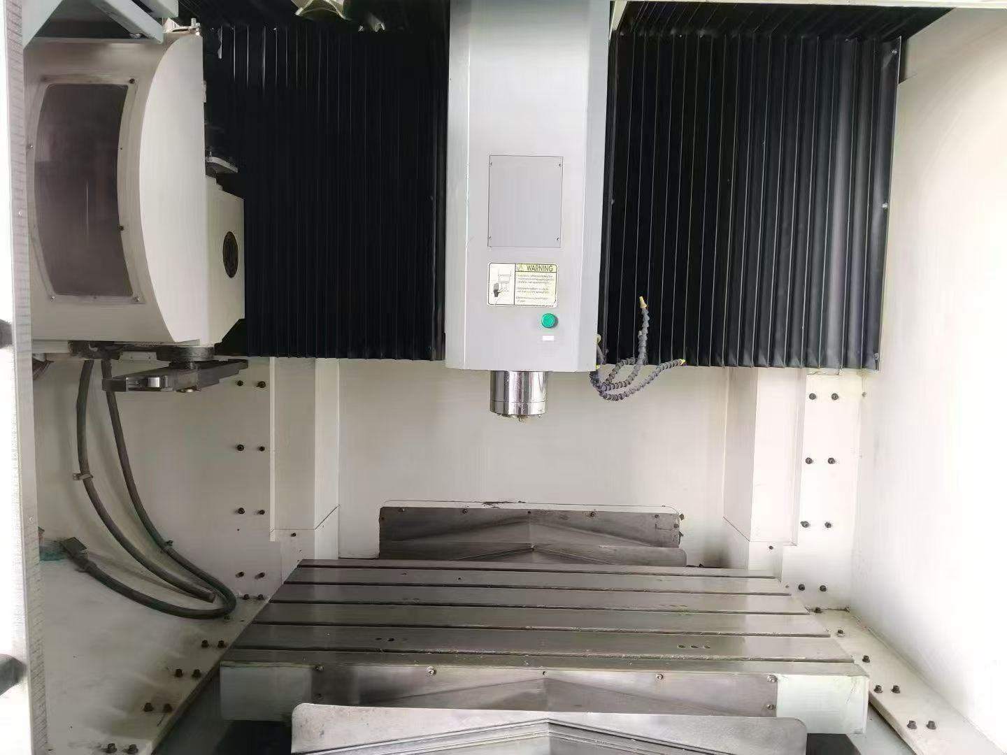 Used HSIU FONG CM 1065 Vertical Machining Center with Mitsubishi M 700 Control photo 4
