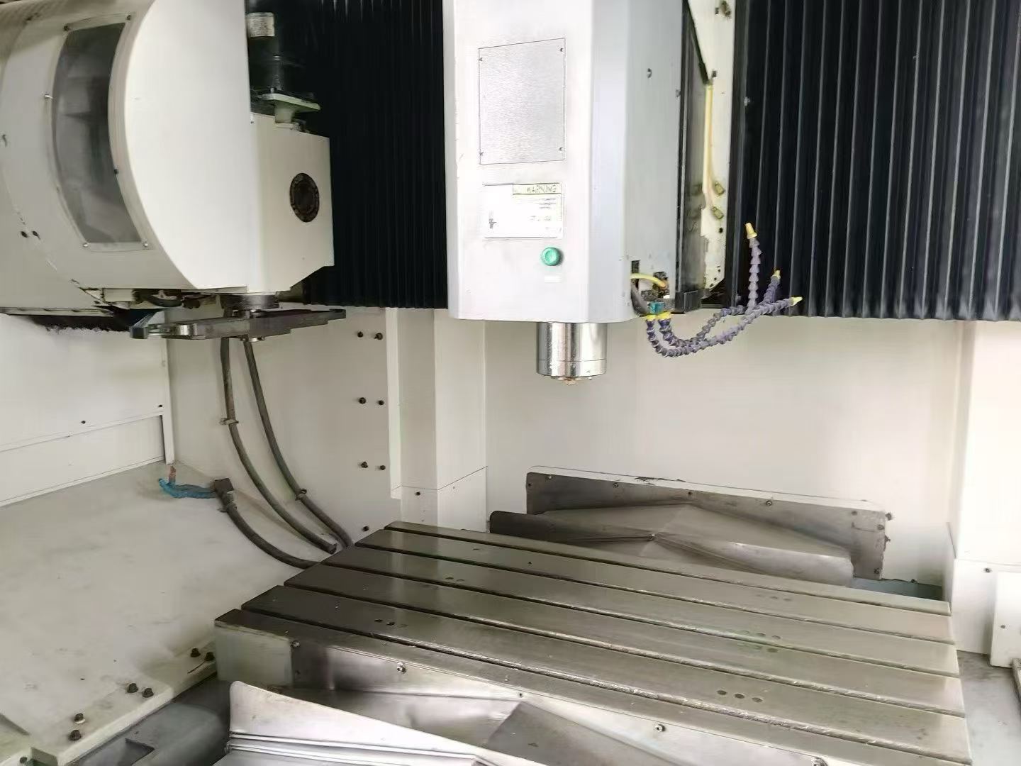 Used HSIU FONG CM 1065 Vertical Machining Center with Mitsubishi M 700 Control photo 3