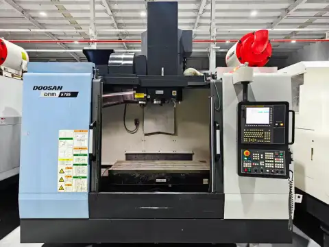 Centro de mecanizado vertical DN Solutions DNM 5705 usado con FANUC 0i-MF