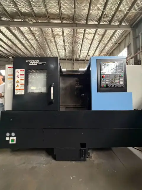 Torno CNC de bancada inclinada DN Solutions PUMA 2450 usado