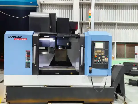 Centro de mecanizado vertical DN Solutions MYNX 5400/50 usado