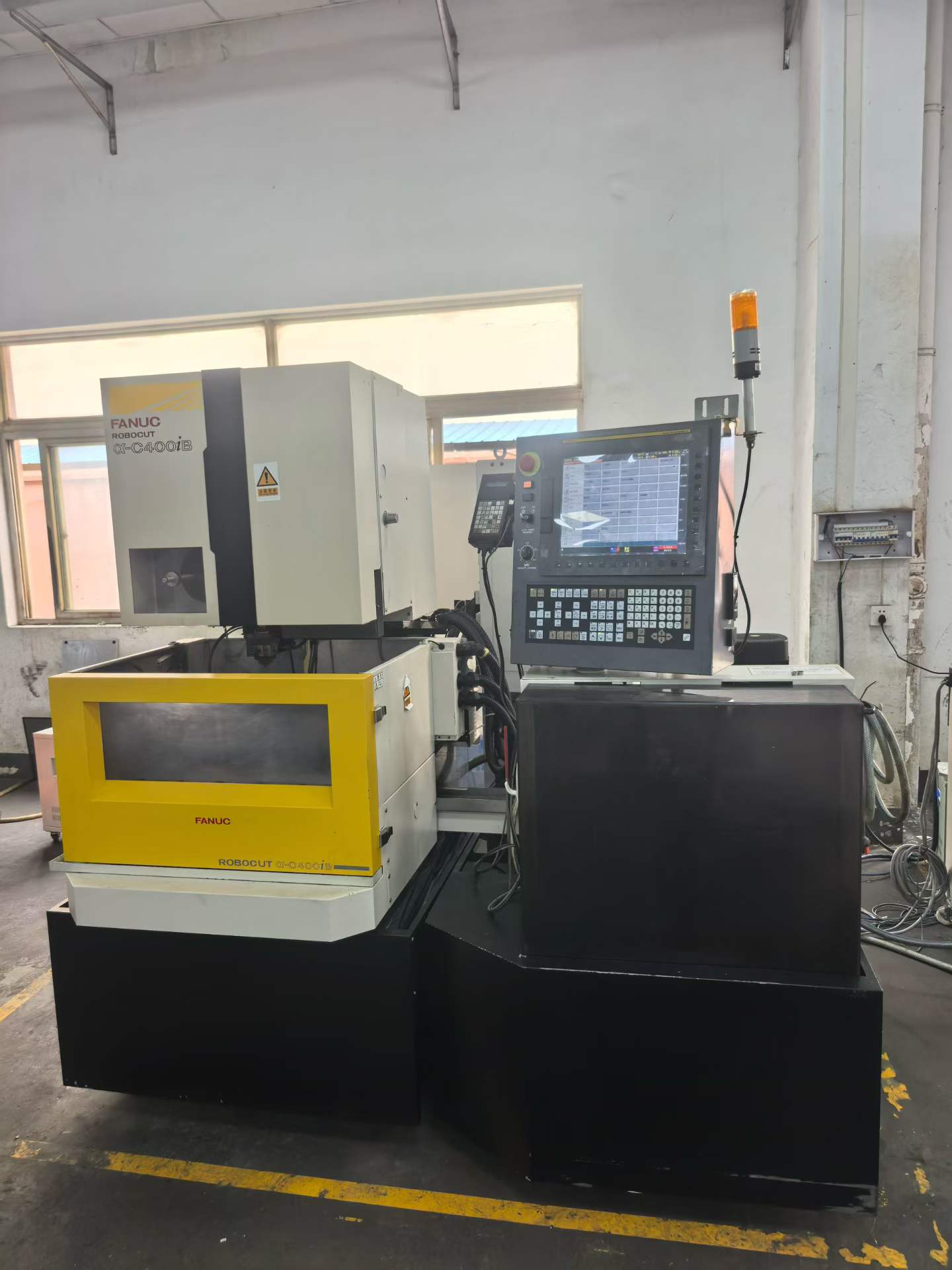 ماكينة قطع الأسلاك بالتفريغ الكهربائي Fanuc α-C 400 iB ROBOCUT مستعملة مع تحكم Series 31 i-W
