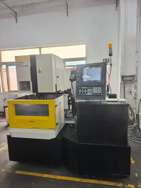 Máy cắt dây EDM Fanuc α-C 400 iB ROBOCUT đã qua sử dụng với điều khiển Series 31 i-W