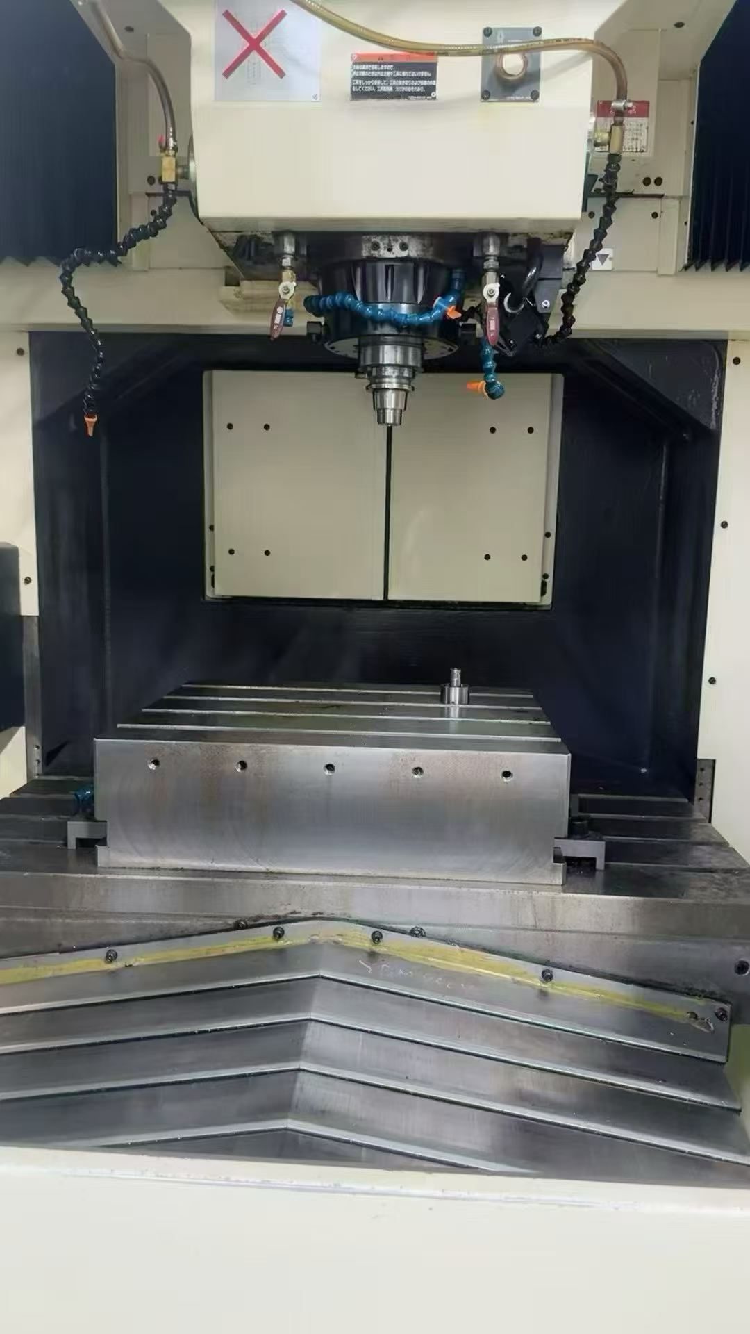 Used Yasda YBM 950 V High-Speed Vertical Machining Center photo 6