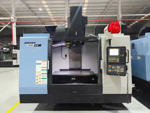 Centro de mecanizado vertical DN Solutions DNM 6705 usado con FANUC 0i-MF Plus