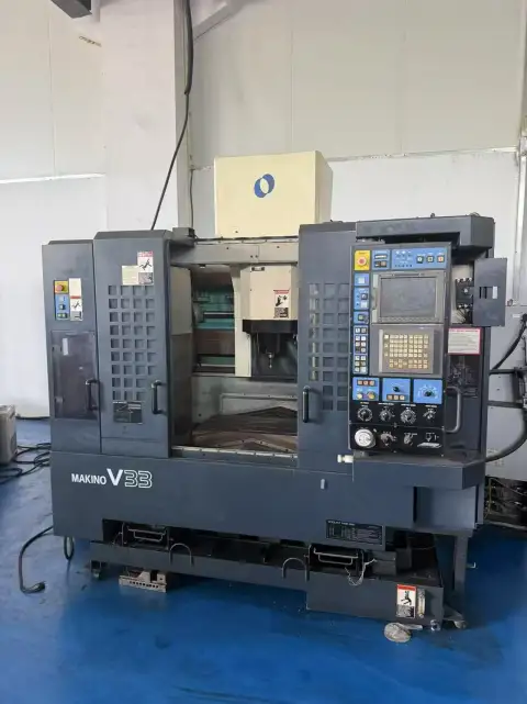 Centro de mecanizado vertical Makino V 33 usado