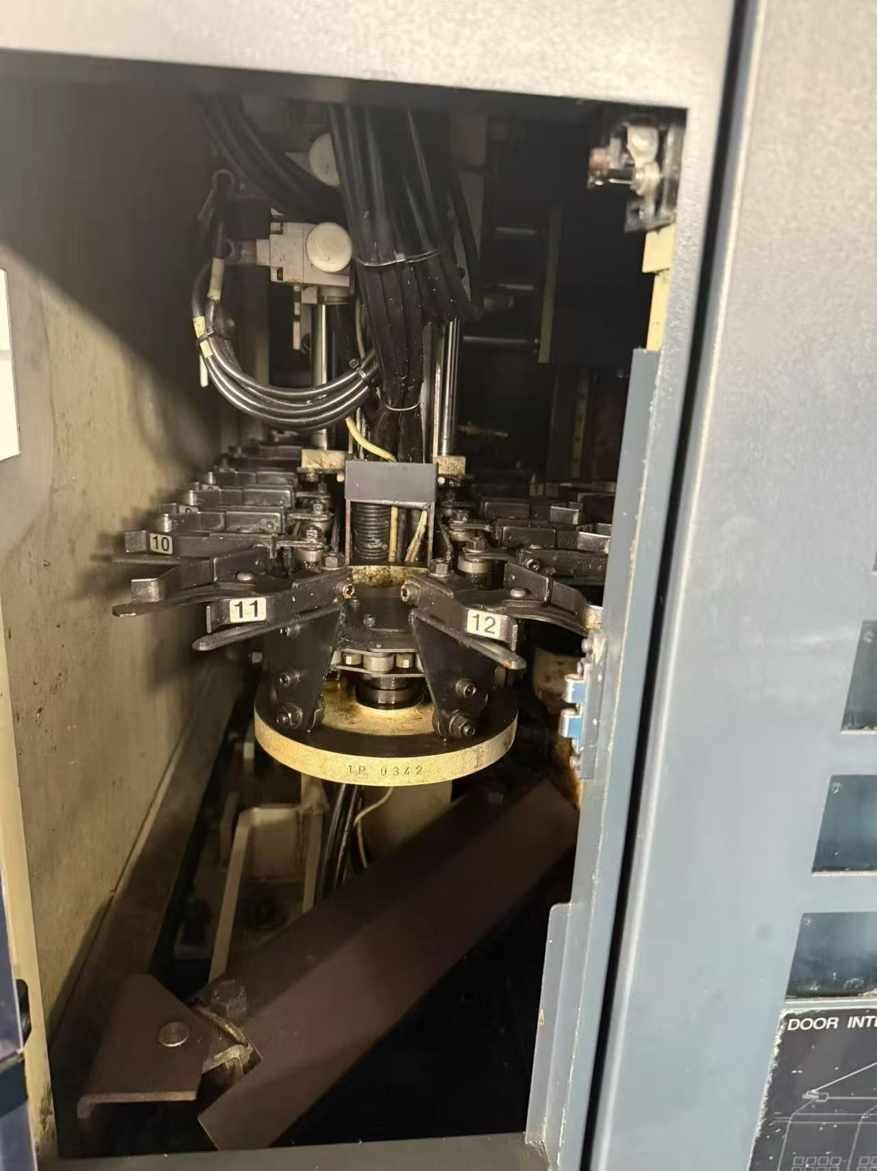 Used Makino V 33 Vertical Machining Center photo 4