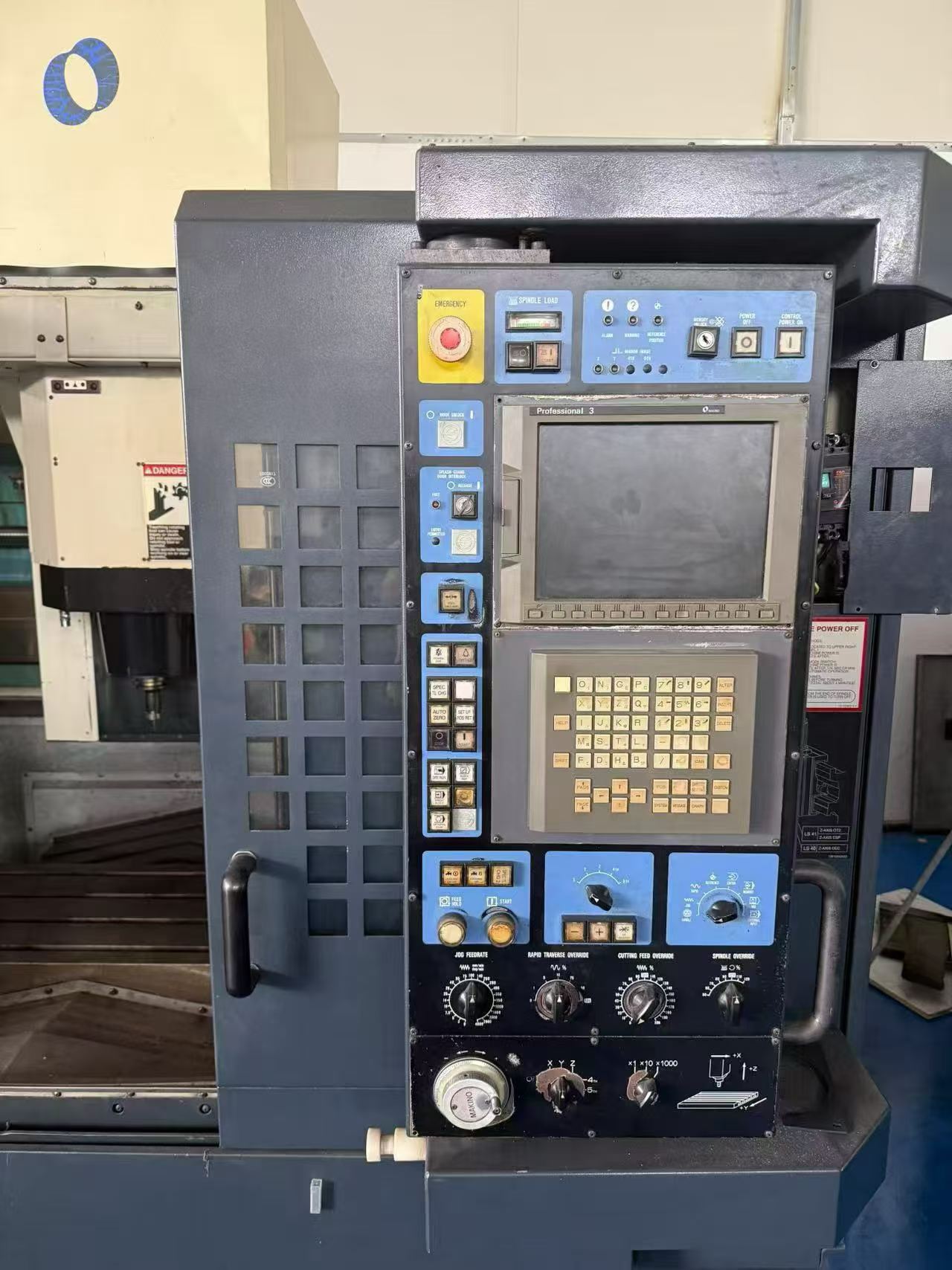 Used Makino V 33 Vertical Machining Center photo 2